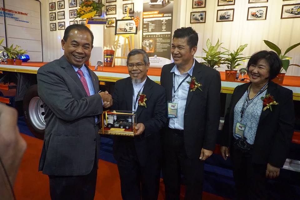 Sinotruk T5G and JMC 800 at MCVE 2017